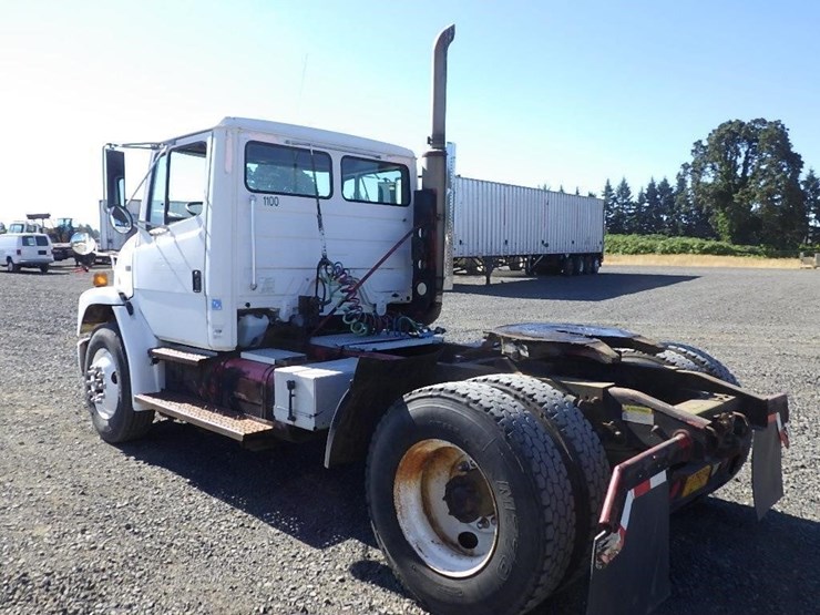 2000-freightliner-fl70-image-7