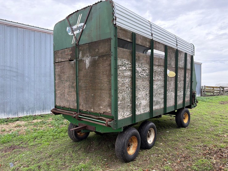 badger-18ft-front-unload-silage-wagon-image-3