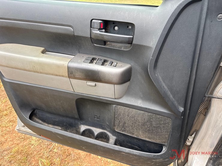 2011-toyota-tundra-sr5-image-31