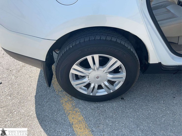 2011-cadillac-srx-image-21