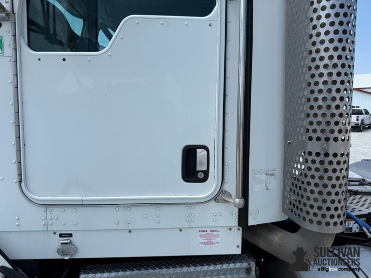 2010-kenworth-t800-image-16