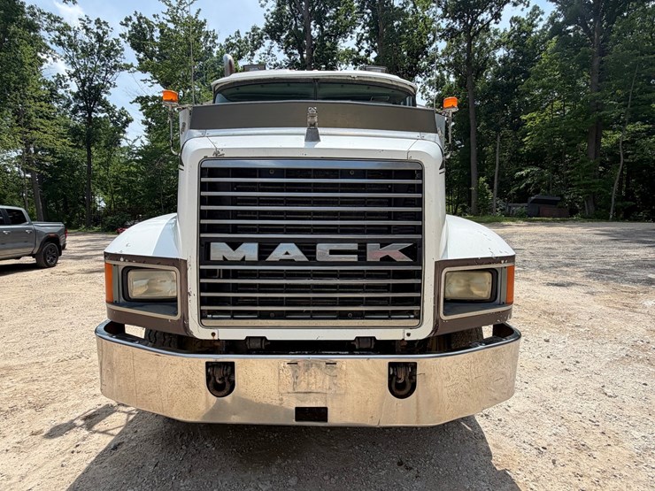 #1509-•-mack-day-cab-truck-tractor-image-8