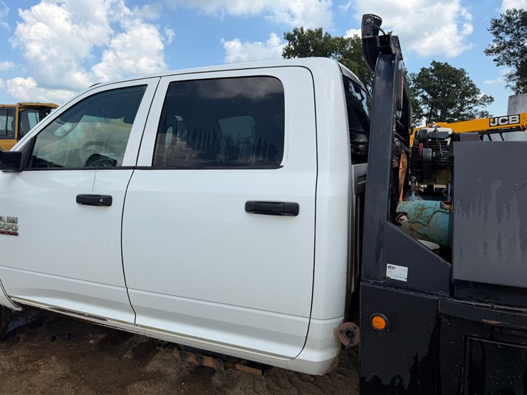 2014-dodge-3500-image-21