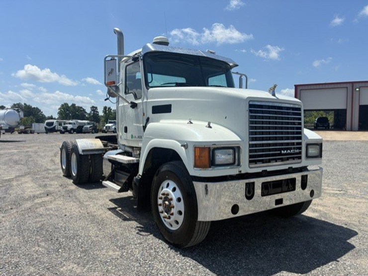 2014-mack-chu613-daycab-truck-image-3