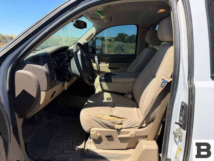2013-chevrolet-silverado-3500-image-30