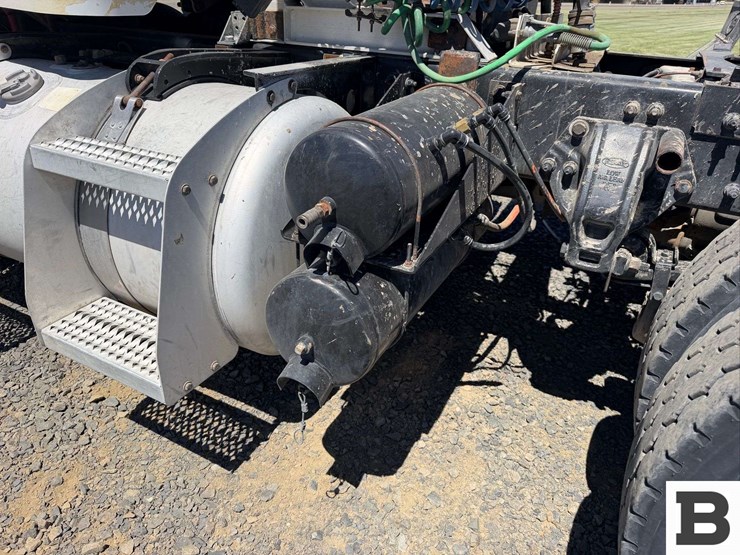 2012-peterbilt-384-image-17