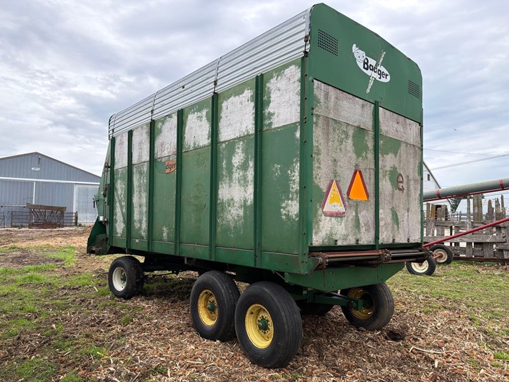 badger-18ft-front-unload-silage-wagon-image-4