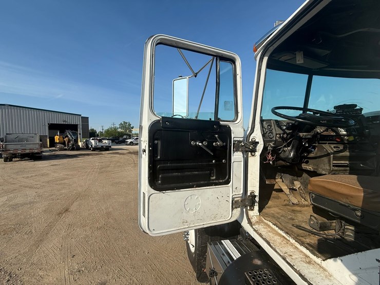 #2073-•-1991-mack-rd360s-day-cab-truck-tractor-image-27