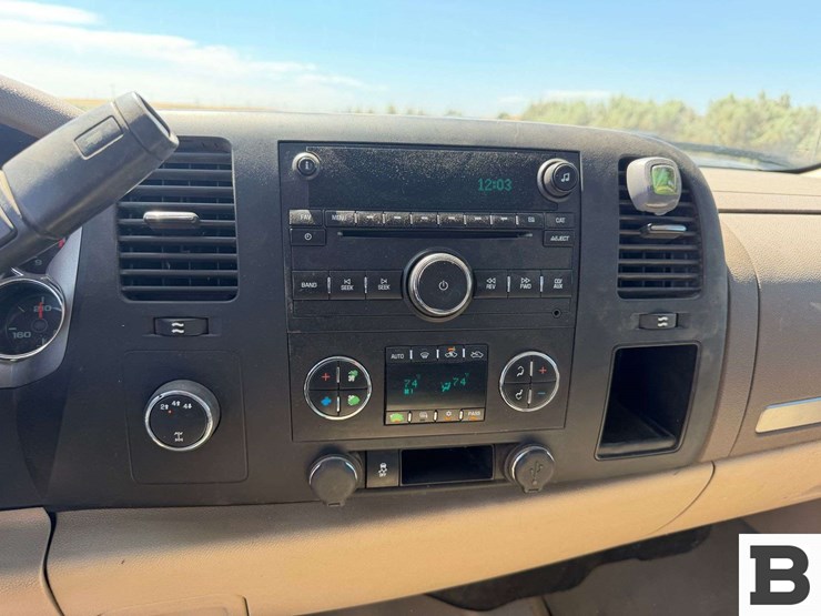 2013-chevrolet-silverado-3500-image-29
