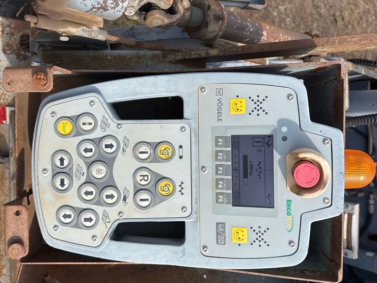 vogele-vision-5200-2-tracked-asphalt-paver-image-22