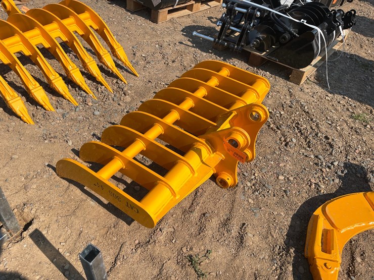 2026-caterpillar-305-image-1