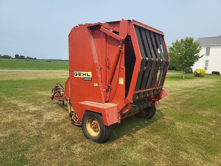 gehl-1600-round-baler-image-3
