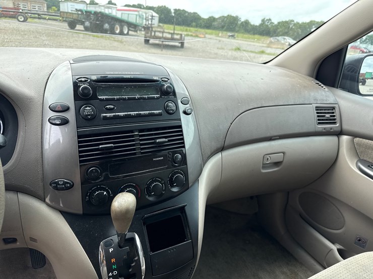 2009-toyota-sienna-image-26