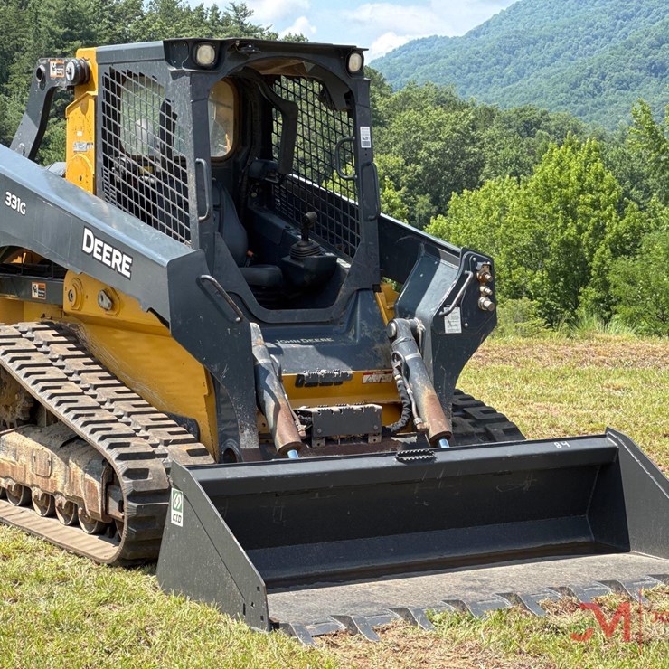 2023 DEERE 331G