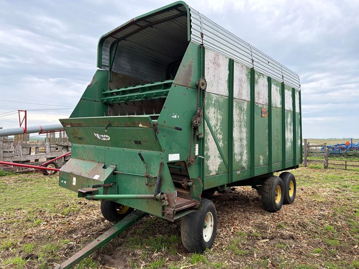 badger-18ft-front-unload-silage-wagon-image-1