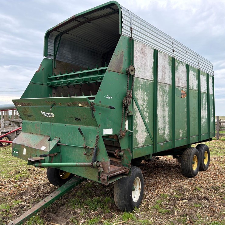 Badger 18ft Front Unload Silage Wagon