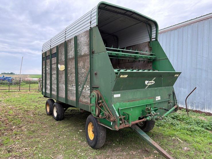 badger-18ft-front-unload-silage-wagon-image-2