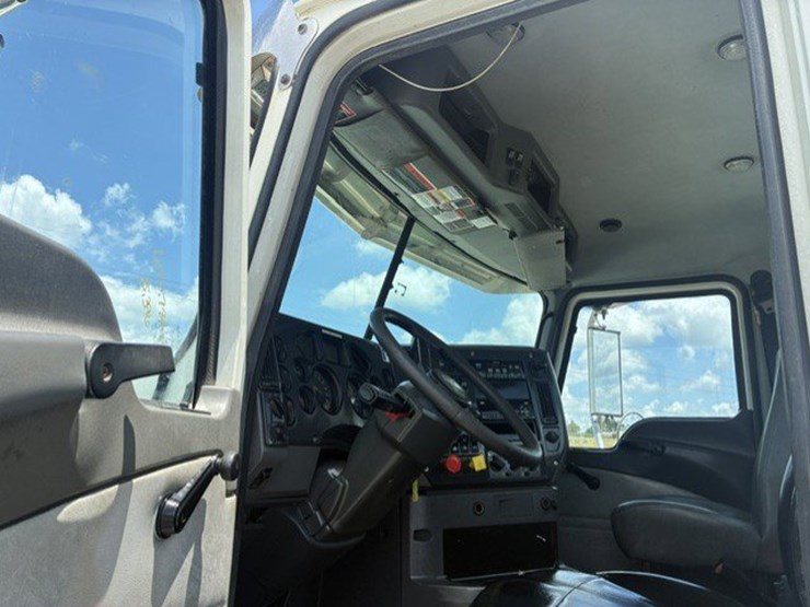 2016-mack-chu613-daycab-truck-image-11