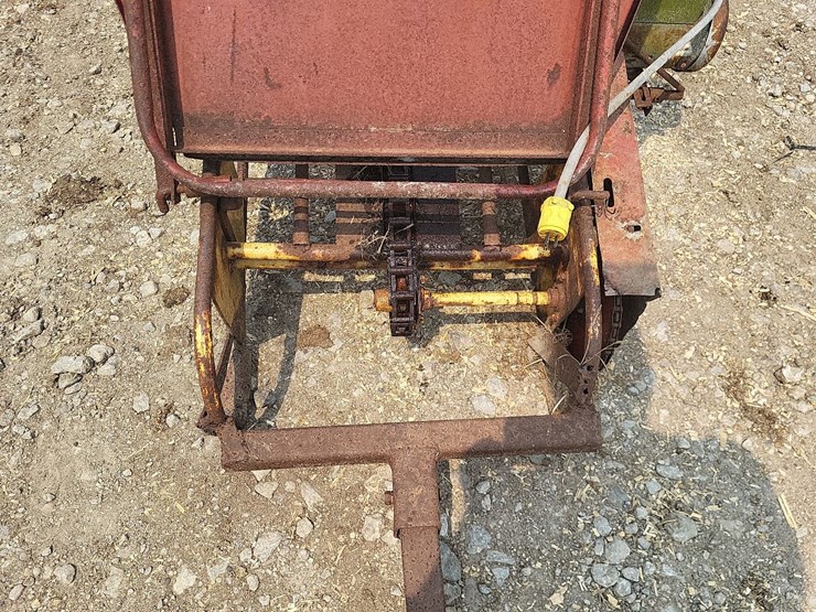 new-holland-bale-conveyor-w/transport-tires-and-electric-motor-image-11