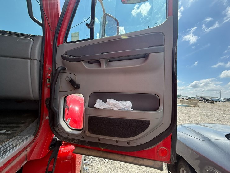 #47453-•-inop-2007-freightliner-columbia-t/a-truck-tractor-1fuja6cy07lx38975-inv#-47453-image-8