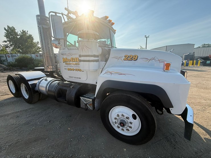 #2073-•-1991-mack-rd360s-day-cab-truck-tractor-image-17