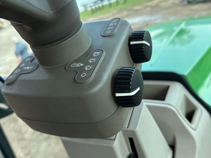 2013-john-deere-8235r-image-57