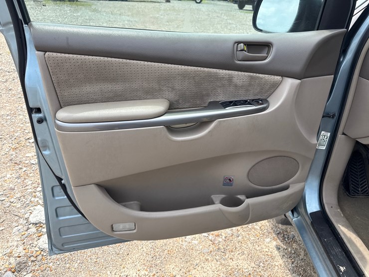 2009-toyota-sienna-image-22