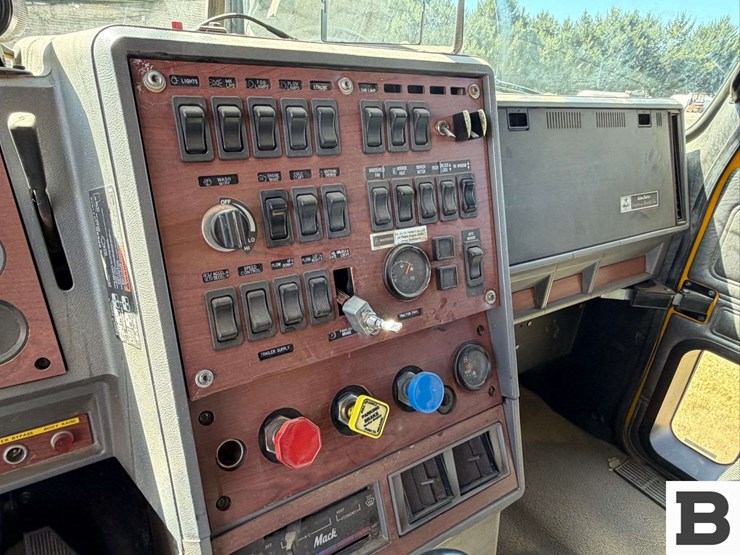 2001-mack-cl713-image-59