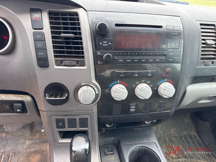 2011-toyota-tundra-sr5-image-28