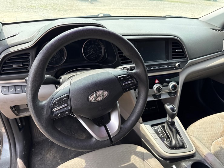 #42717-•-2019-hyundai-elantra-sedan-kmhd84lf4ku743043-inv#-42717-image-22