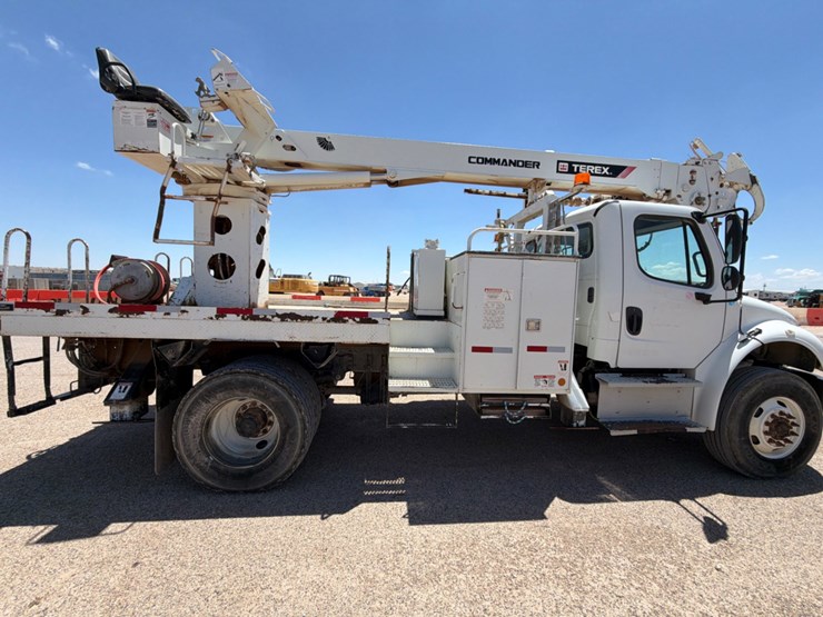 2017-freightliner-m2-106-image-4