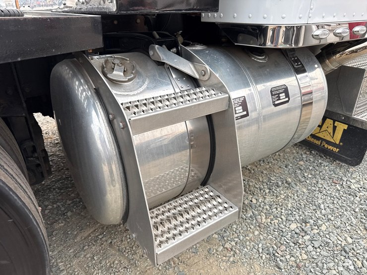 2007-peterbilt-379-image-82