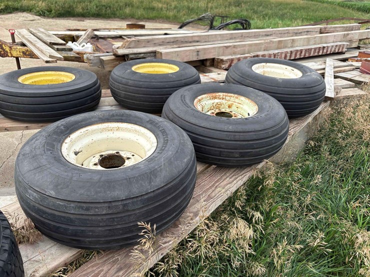 3---12.5-15-rims-&-tires-image-1