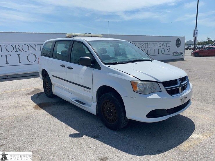2014-dodge-grand-caravan-sxt-image-3