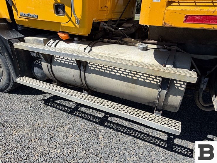 2001-mack-cl713-image-14