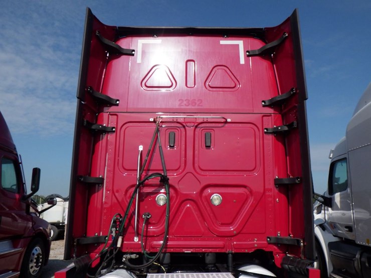 2021-freightliner-cascadia-126-image-12