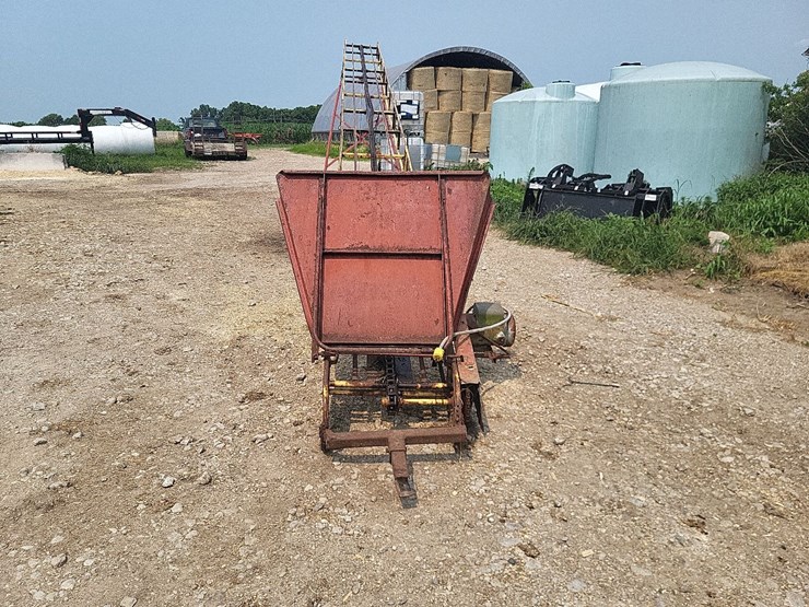 new-holland-bale-conveyor-w/transport-tires-and-electric-motor-image-9
