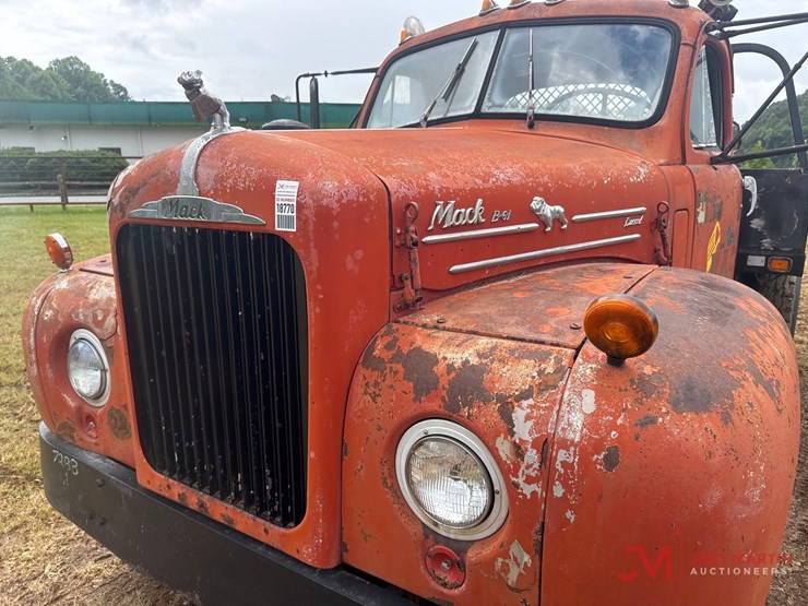 1963-b-model-mack-truck-image-10