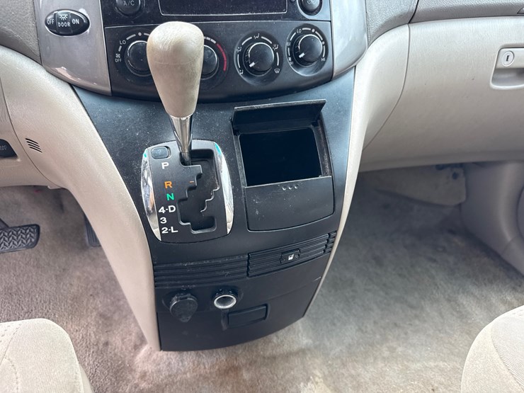 2009-toyota-sienna-image-25