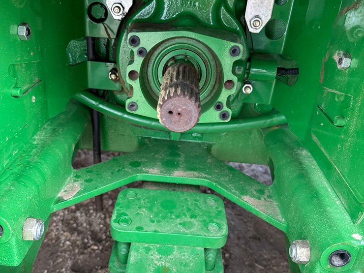 2013-john-deere-8235r-image-22