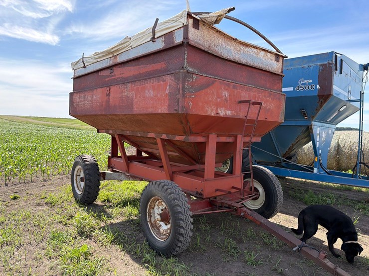 m&w-350-bushel-gravity-wagon-image-1