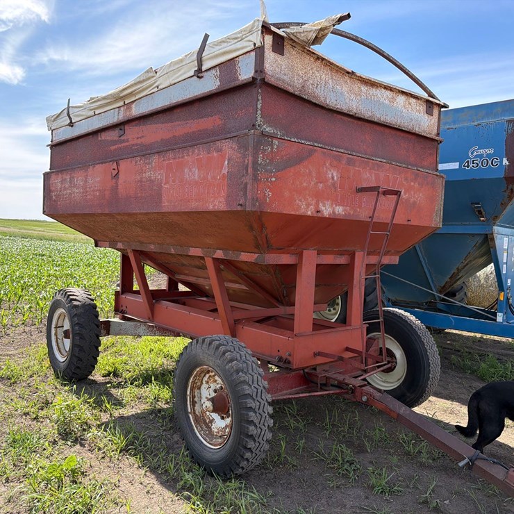 M&W 350 Bushel Gravity Wagon