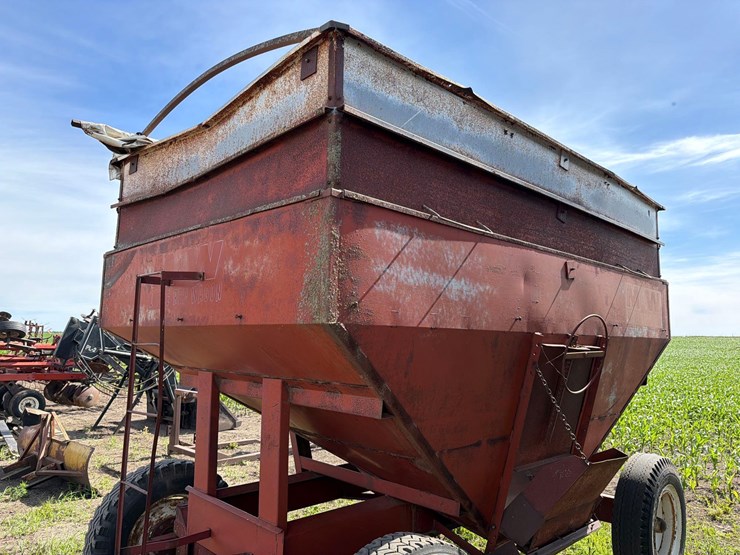 m&w-350-bushel-gravity-wagon-image-7