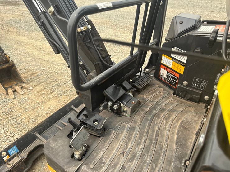2023-deere-17g-image-32
