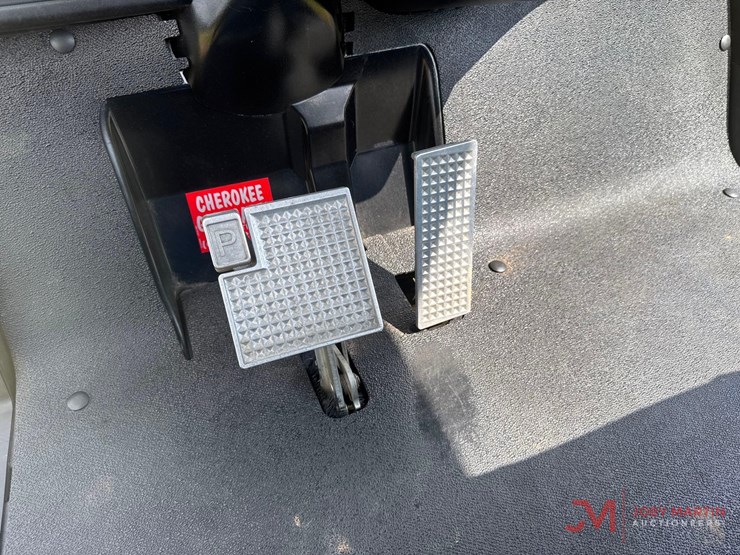 yamaha-4-seater-gas-powered-golf-cart-image-17