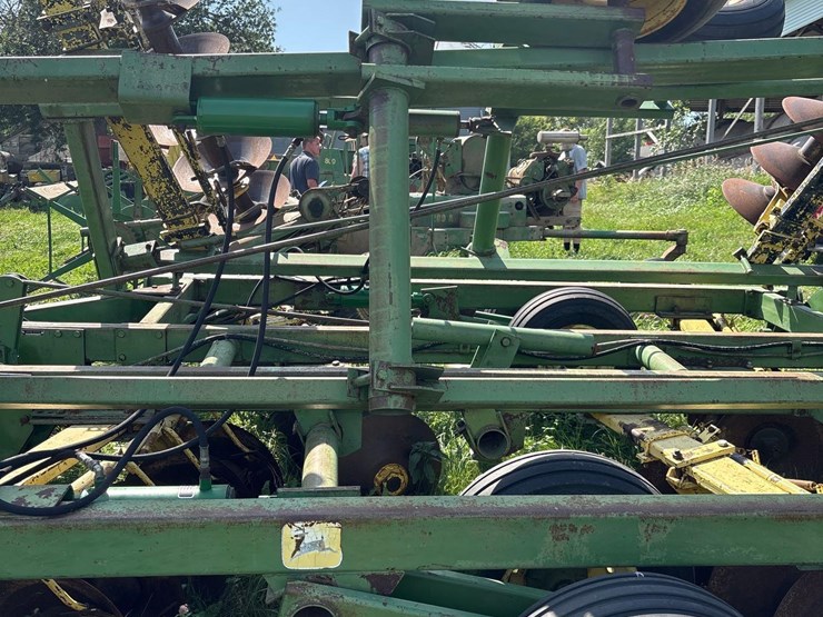 john-deere-230-image-9
