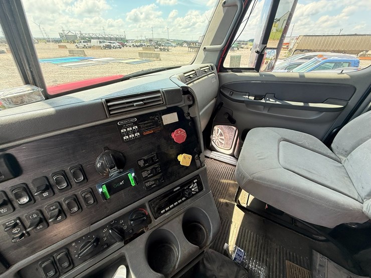 #47453-•-inop-2007-freightliner-columbia-t/a-truck-tractor-1fuja6cy07lx38975-inv#-47453-image-16
