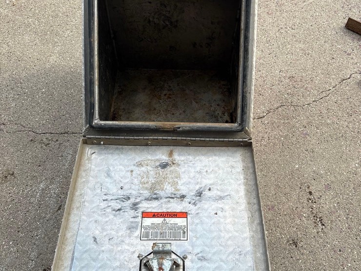 locking-semi-tool-box/-with-brackets-image-6