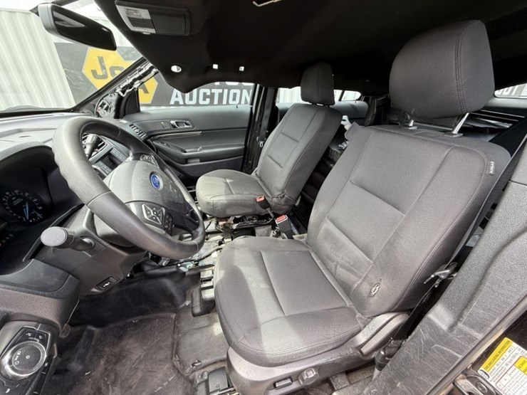 2019-ford-explorer-image-24