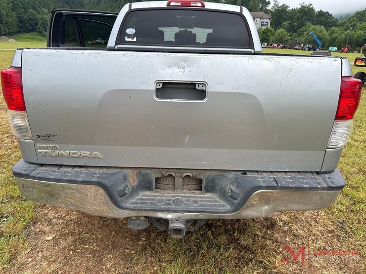 2011-toyota-tundra-sr5-image-13